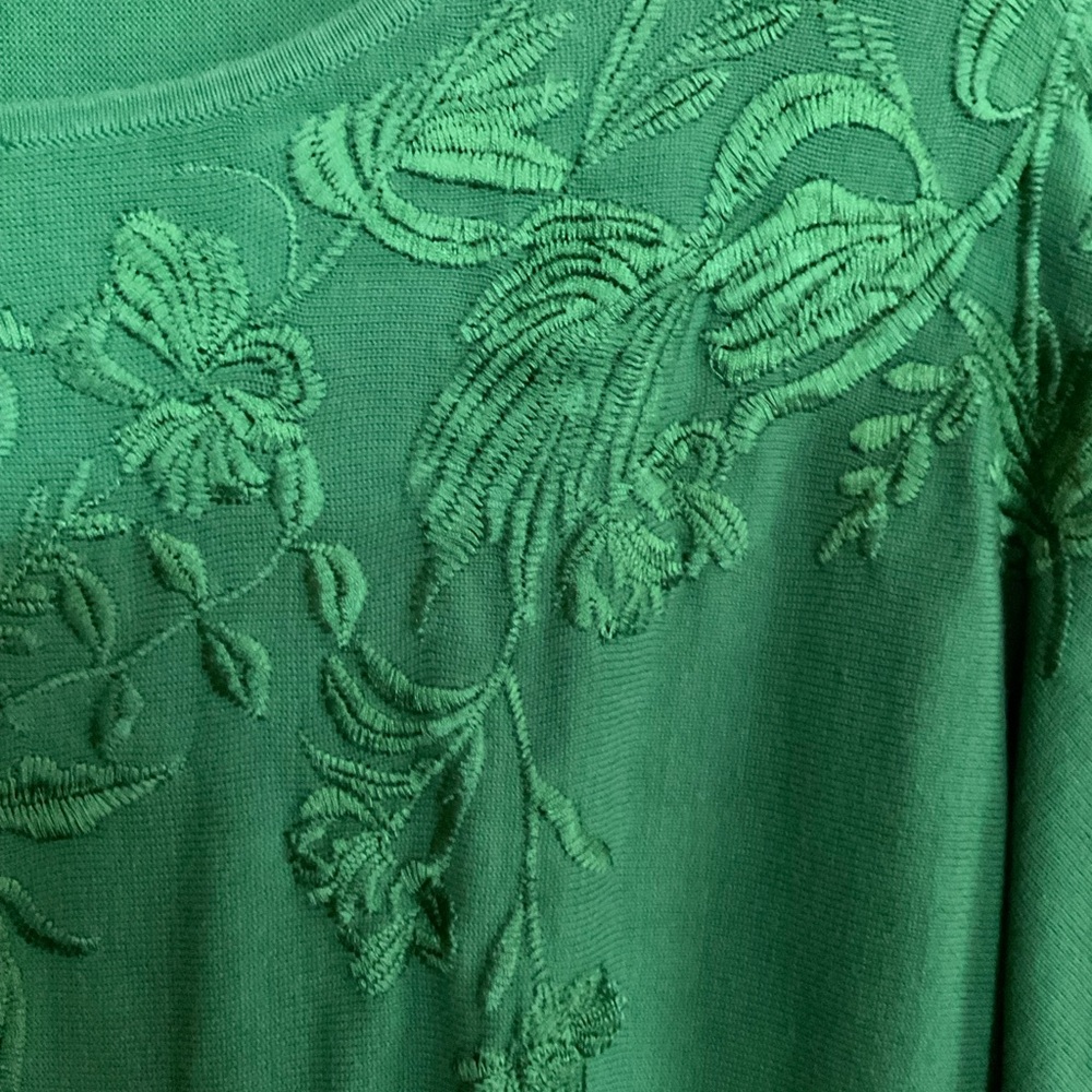 Chico’s Green Embroidered Top. Size 1 - Picture 4 of 10